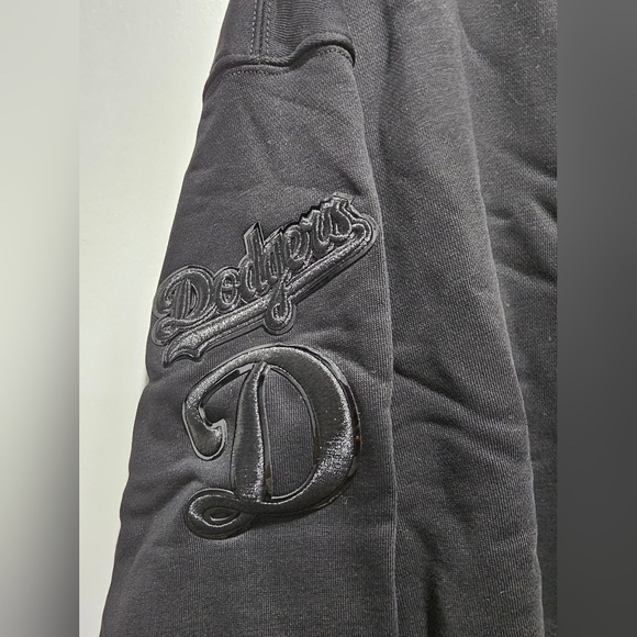 NWT Women's LA Dodgers Pro Standard Triple Black Cropped Pullover Hoodie - Picture 10 of 11